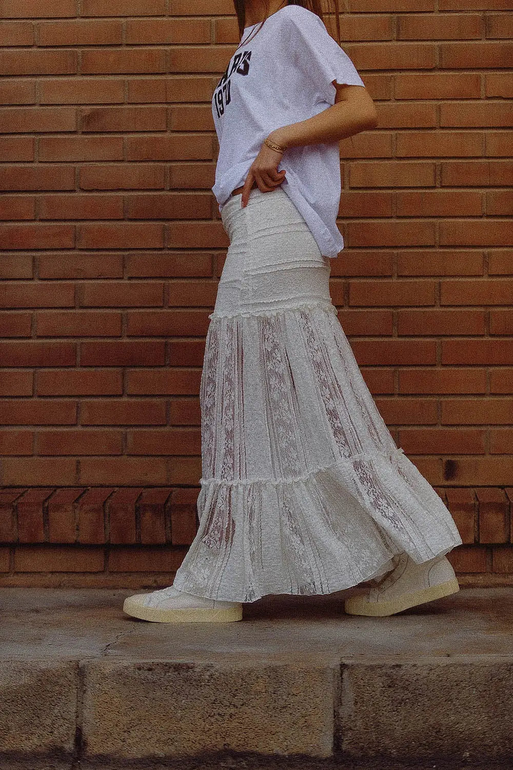 long white lace skirt fitted at the waist - Skirts