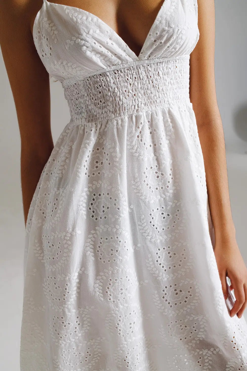 Longue robe en crochet blanc avec taille ajustée - Vestidos