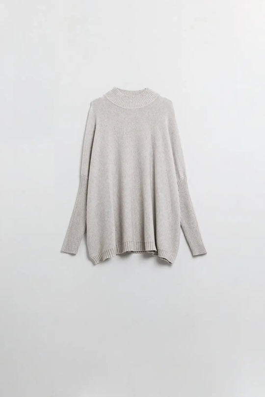 Q2 Loose beige sweater with fitted sleeves