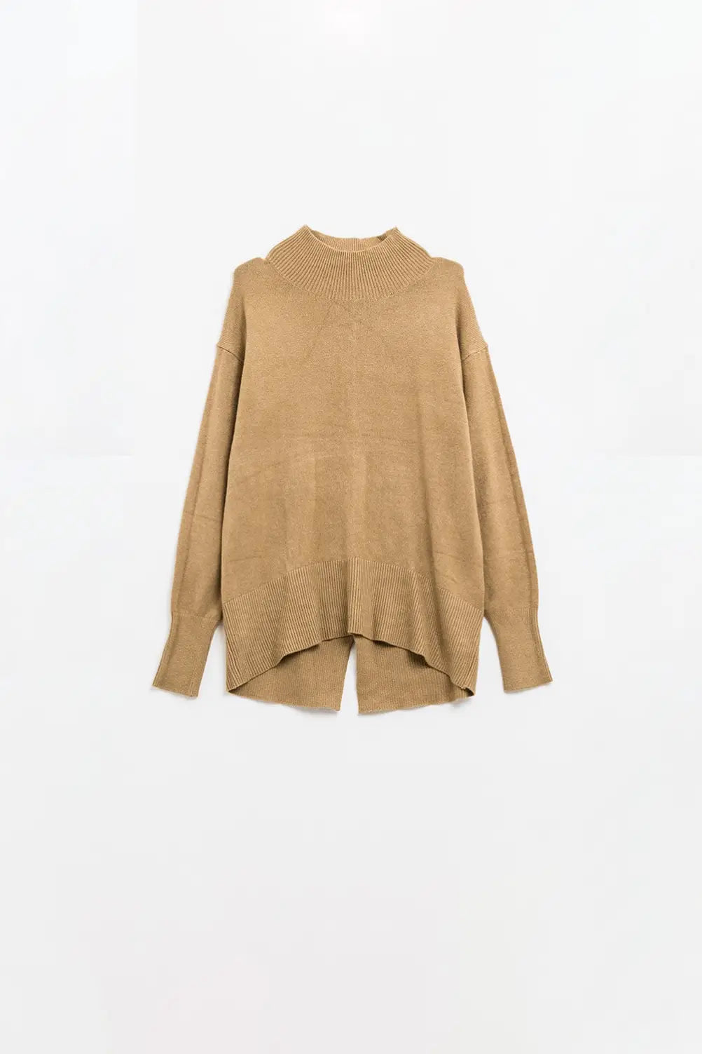 Q2 Loose camel sweater with opening in the back