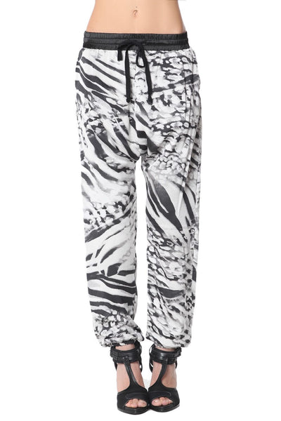 Q2 Baggy pants in gray animal print