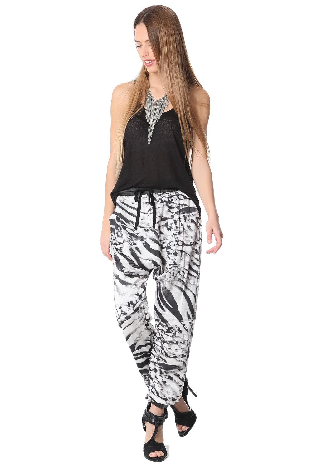 Baggy pants in gray animal print