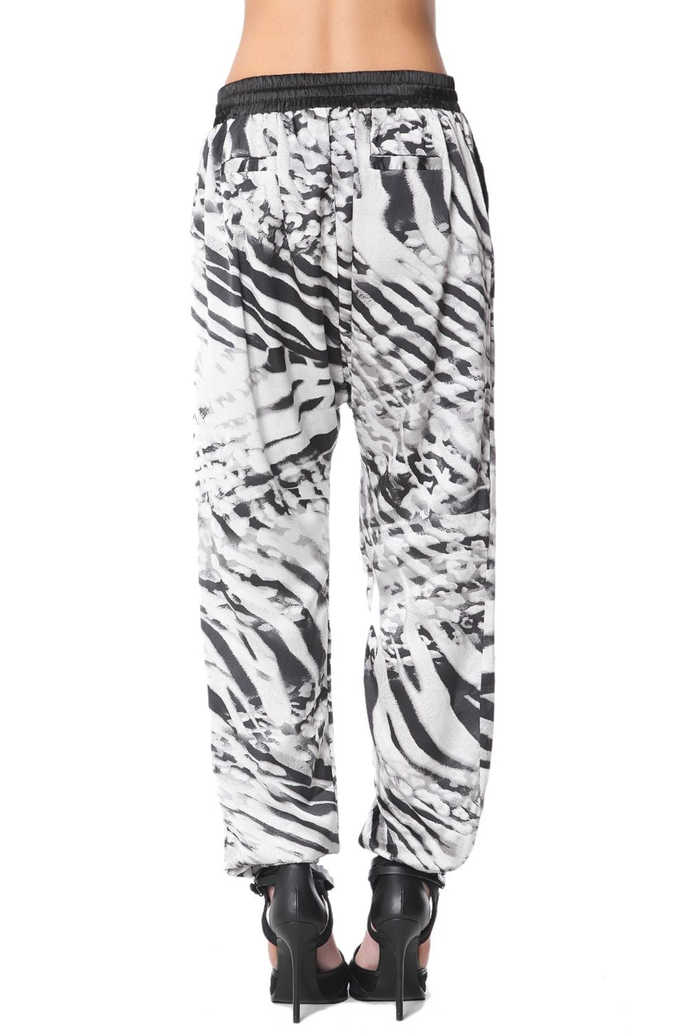 Baggy pants in gray animal print