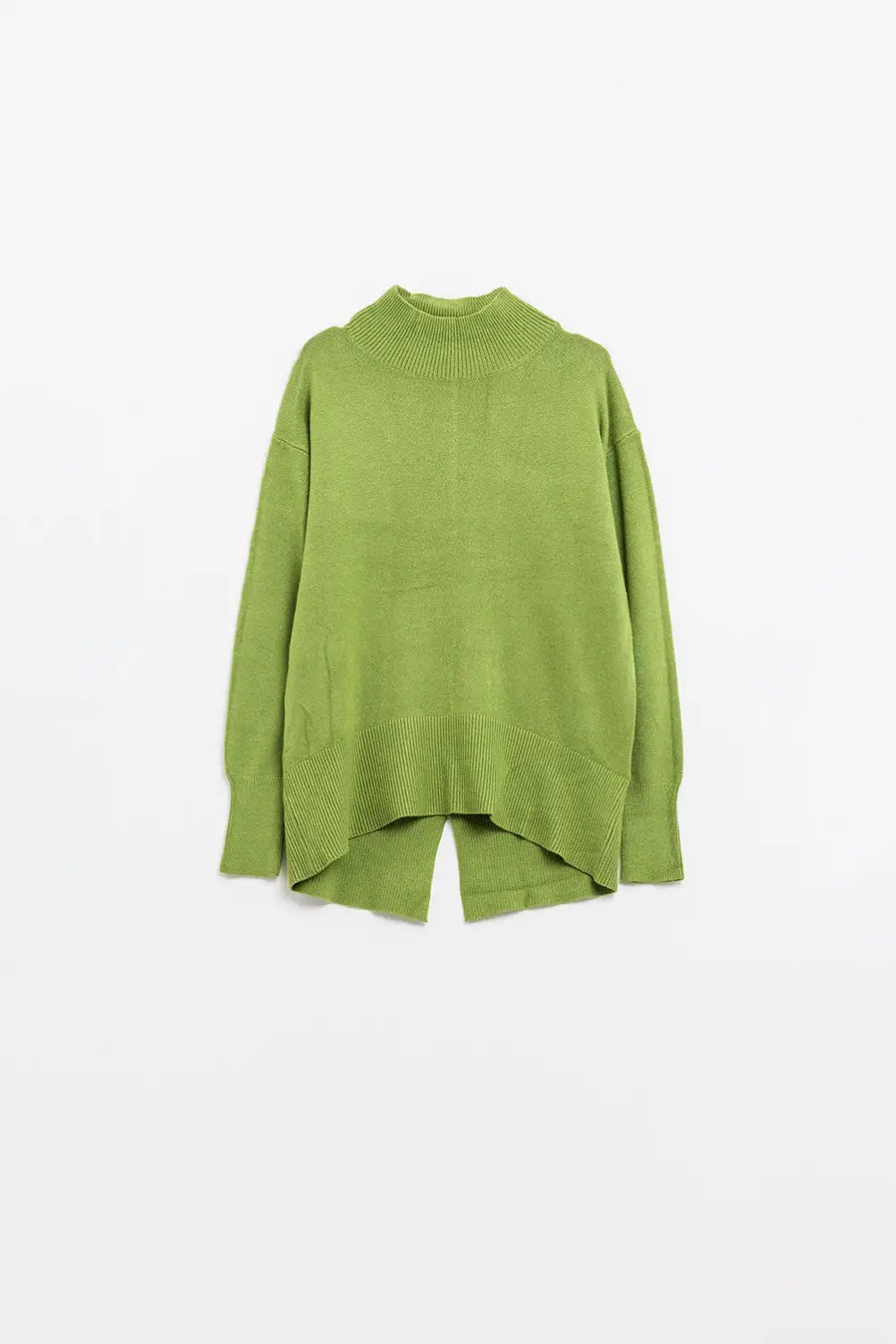 Q2 Loose green sweater with opening in the back