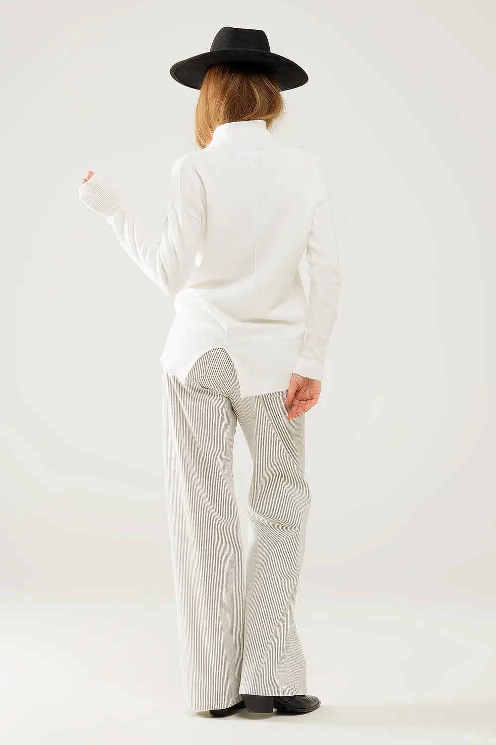 Loose white sweater with open back detail - One Size / White - Sweaters