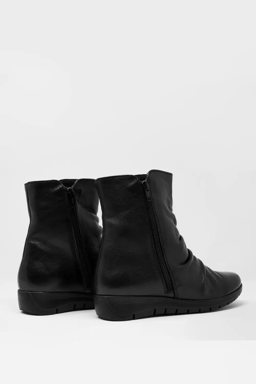 Low black boots with zipper and round nose - Shoes