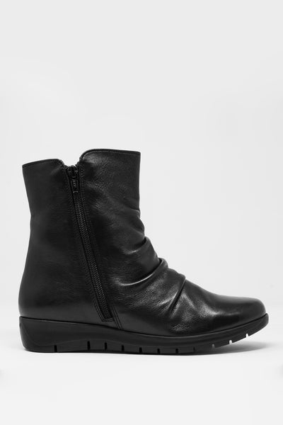 Q2 Low black boots with zipper and round nose