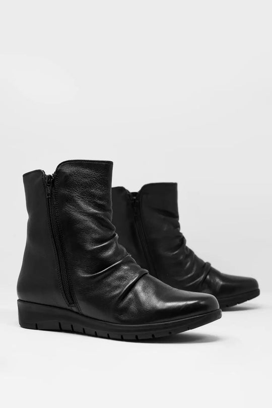 Low black boots with zipper and round nose - Shoes