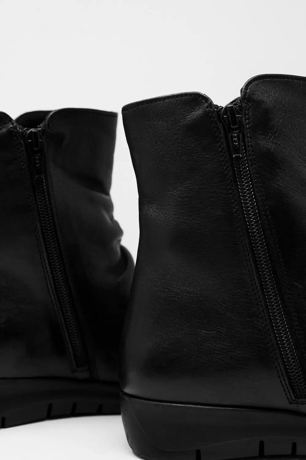 Low black boots with zipper and round nose - Shoes