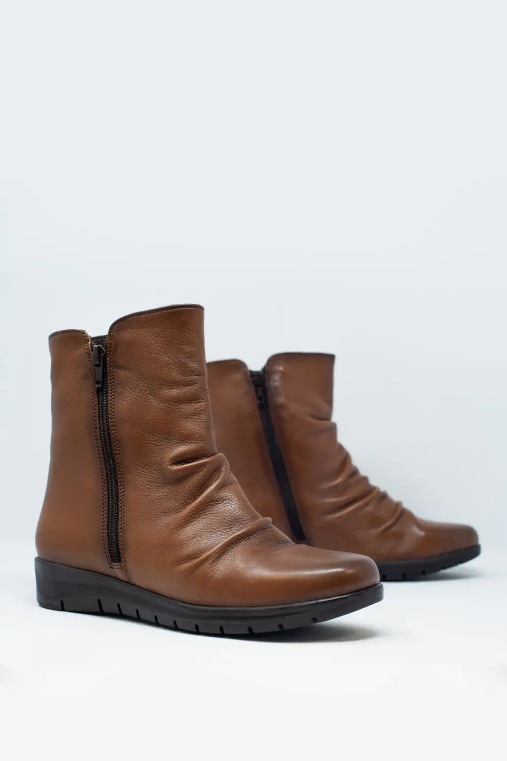Low brown boots with zipper and round nose - Shoes