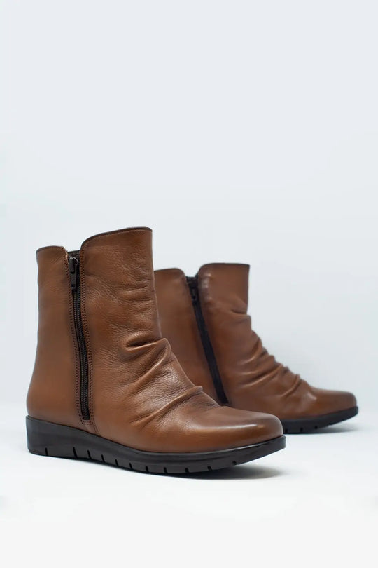 Low brown boots with zipper and round nose - Shoes