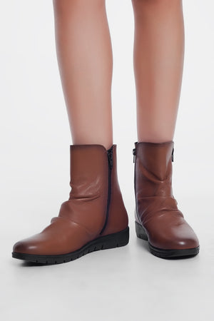 Q2 Low brown boots with zipper and round nose