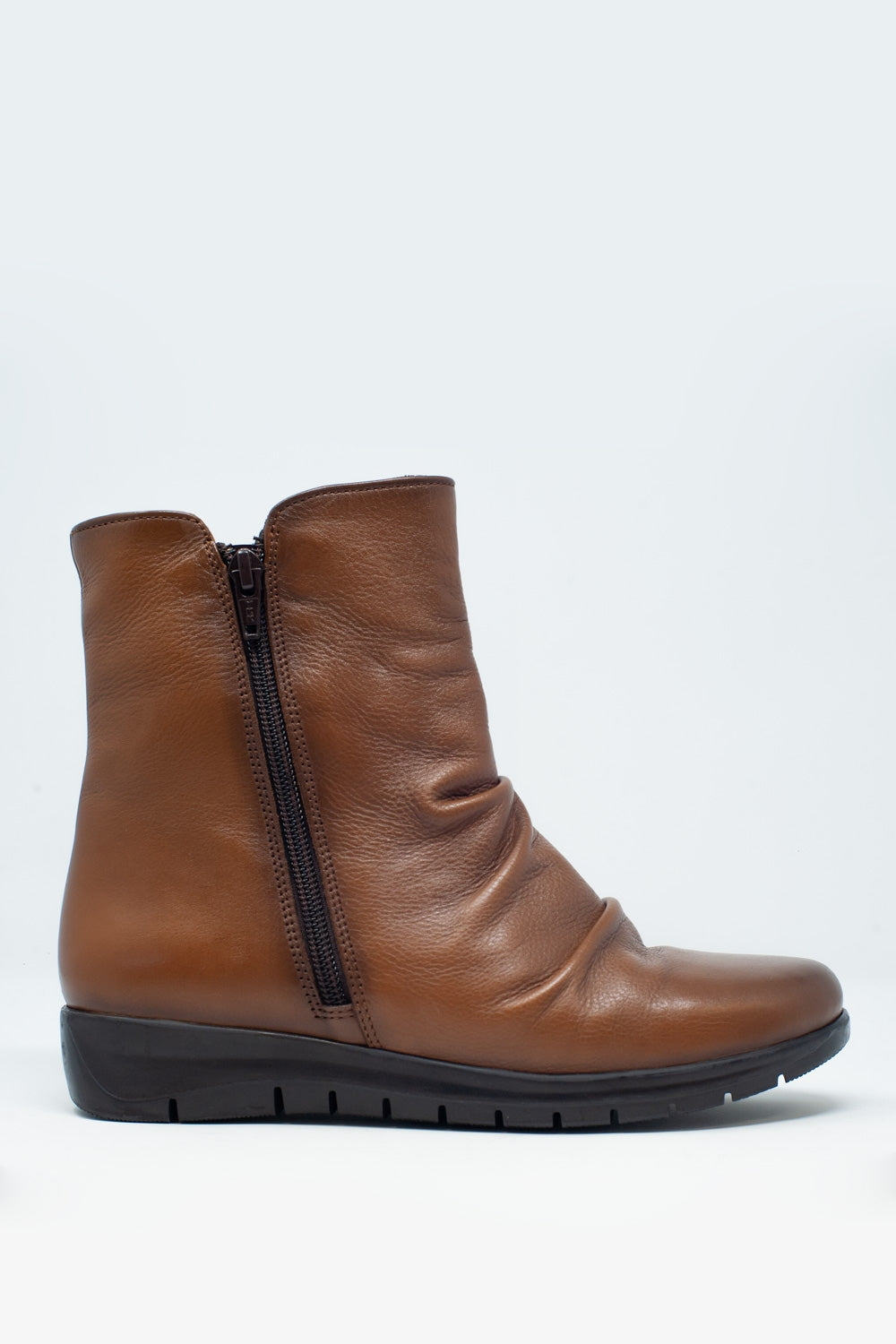 Low brown boots with zipper and round nose