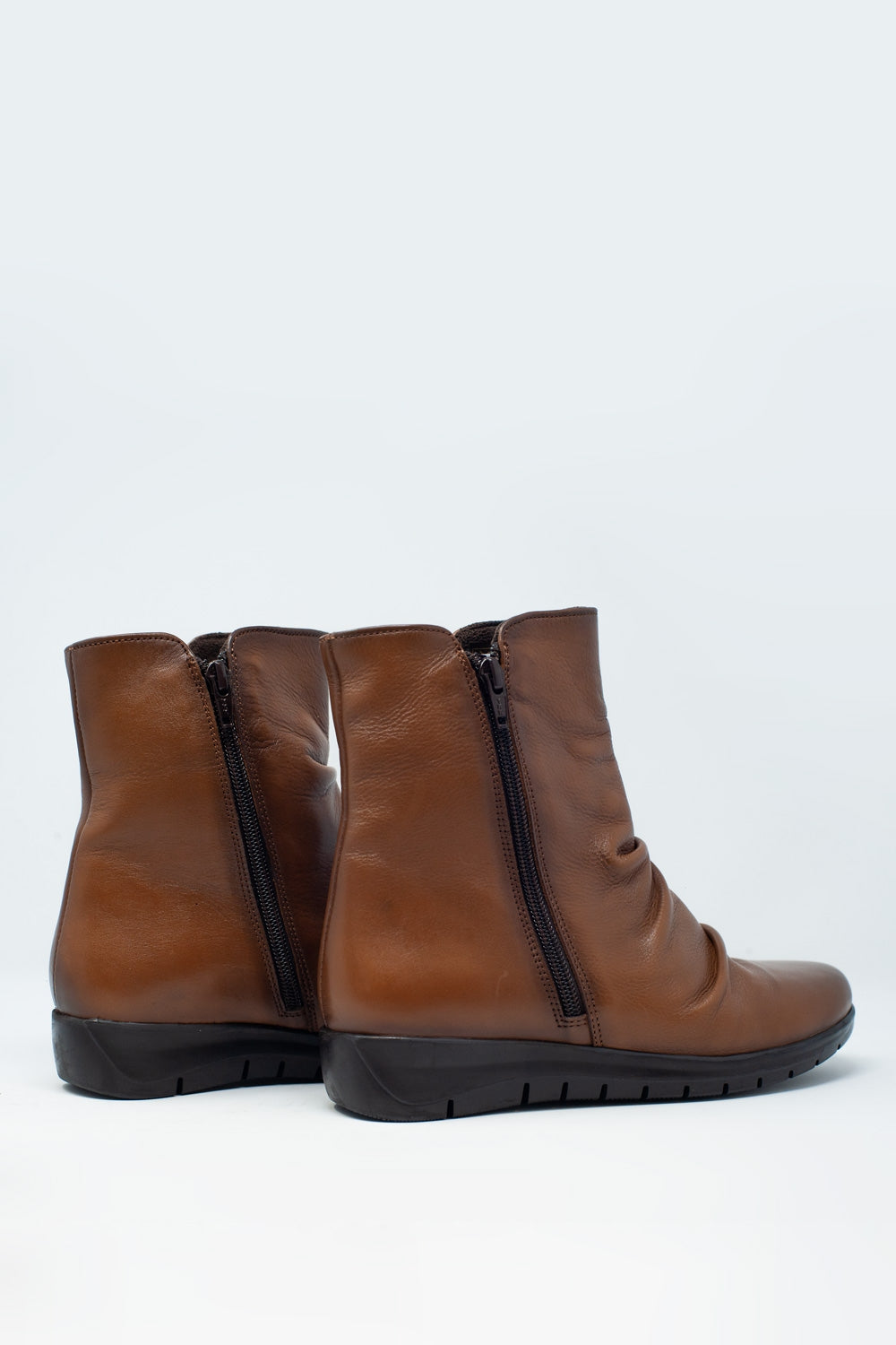 Low brown boots with zipper and round nose