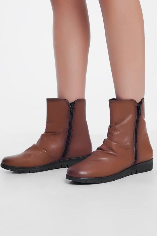 Low brown boots with zipper and round nose - Shoes