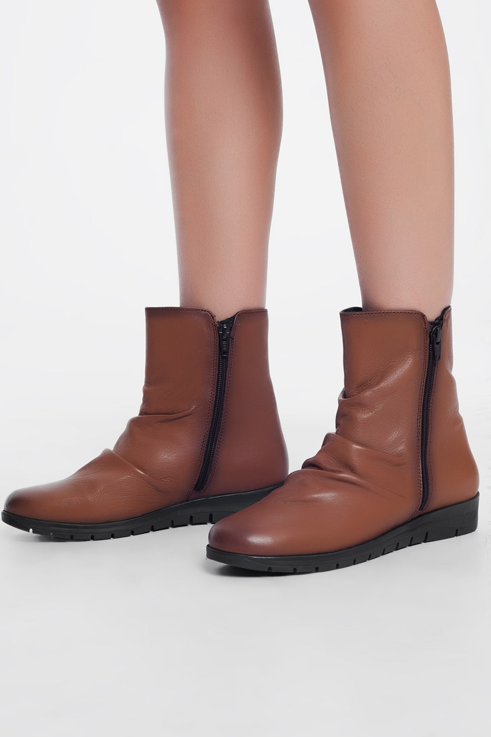 Low brown boots with zipper and round nose