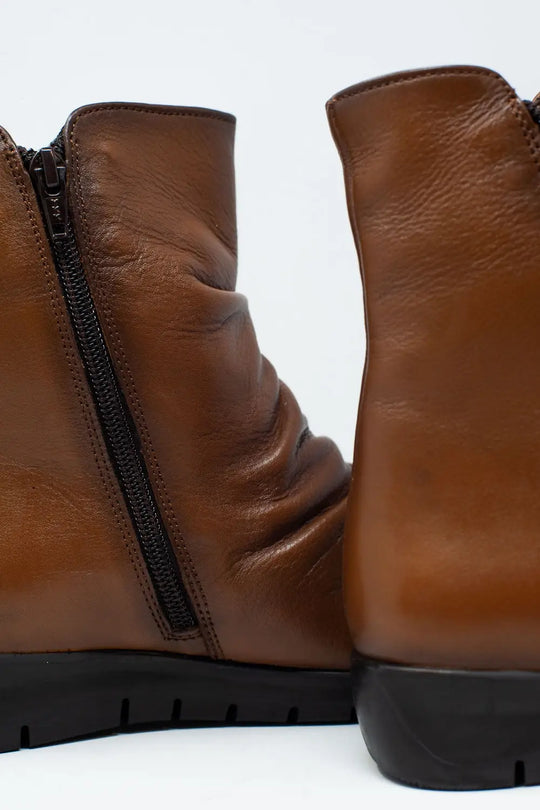 Low brown boots with zipper and round nose - Shoes