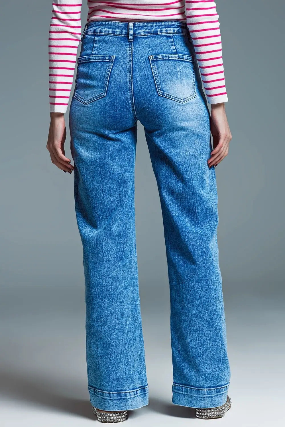 Low Waisted Jeans With Wide Leg And Marine Style Front Pockets in Mid Wash - Jeans