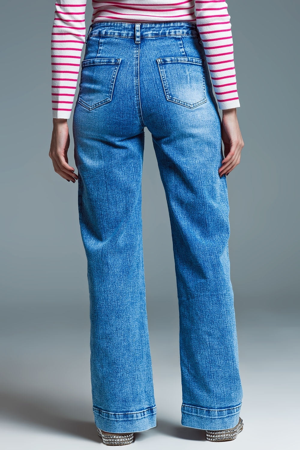 Low Waisted Jeans With Wide Leg And Marine Style Front Pockets in Mid Wash