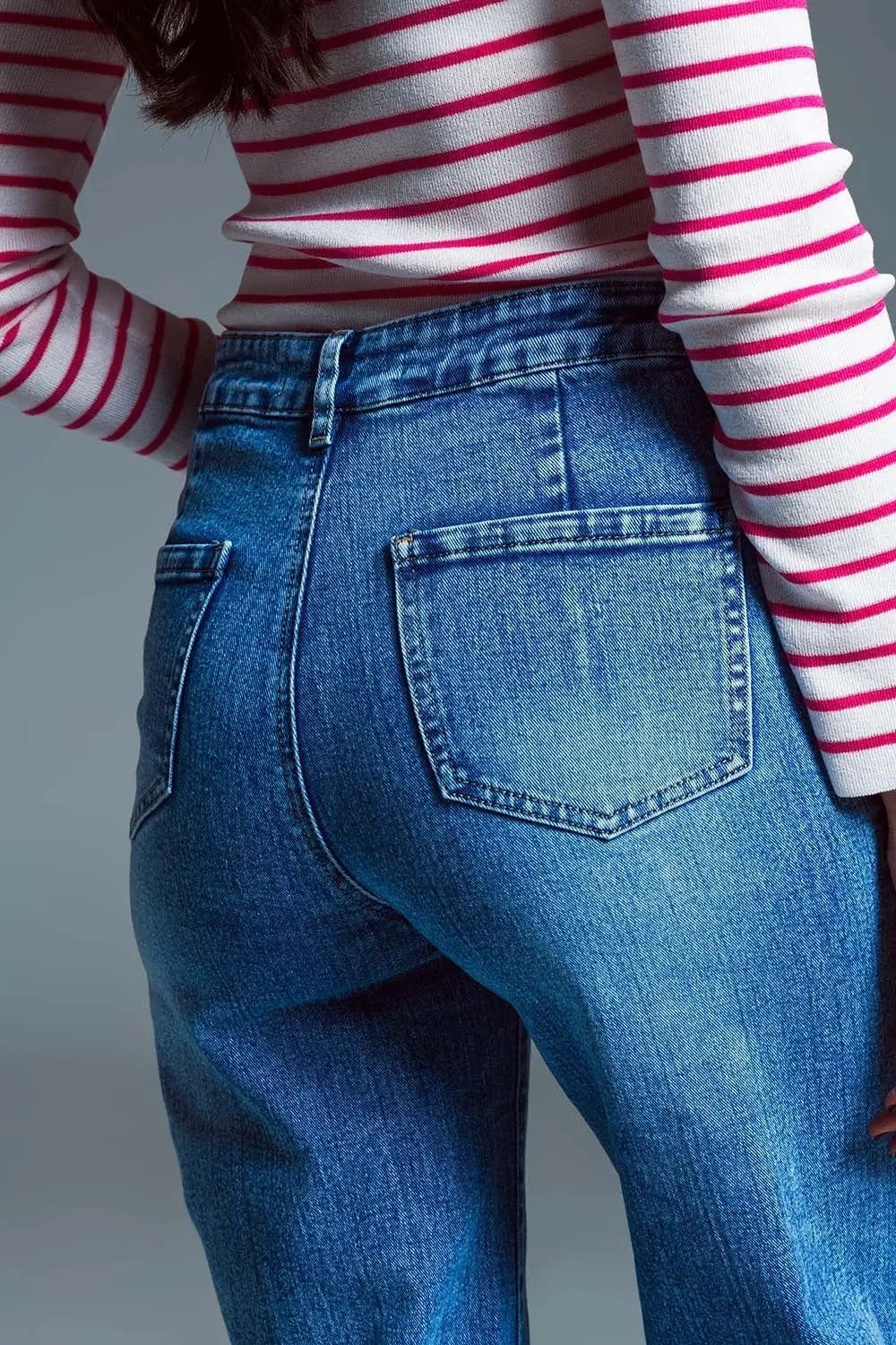 Low Waisted Jeans With Wide Leg And Marine Style Front Pockets in Mid Wash - Jeans