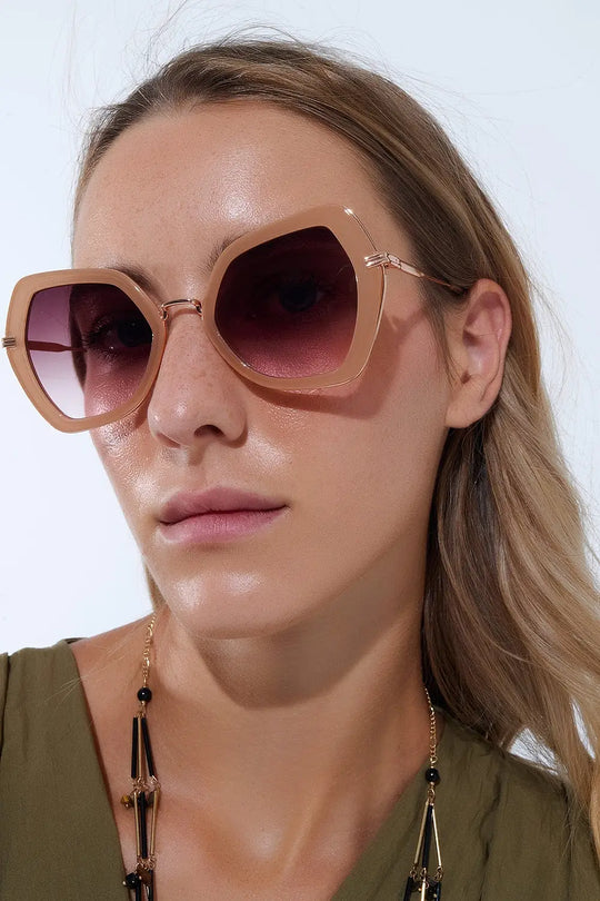 Lunettes de soleil extra-larges à monture hexagonale et yeux de chat en beige - One Size / beige