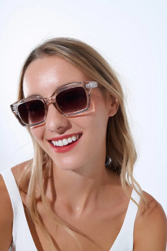 Lunettes de soleil rétro à monture carrée épaisse et translucide - One Size / beige