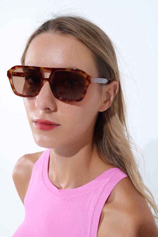 Q2 Lunettes de soleil rétro avec monture en écaille de tortue camel et verres noirs