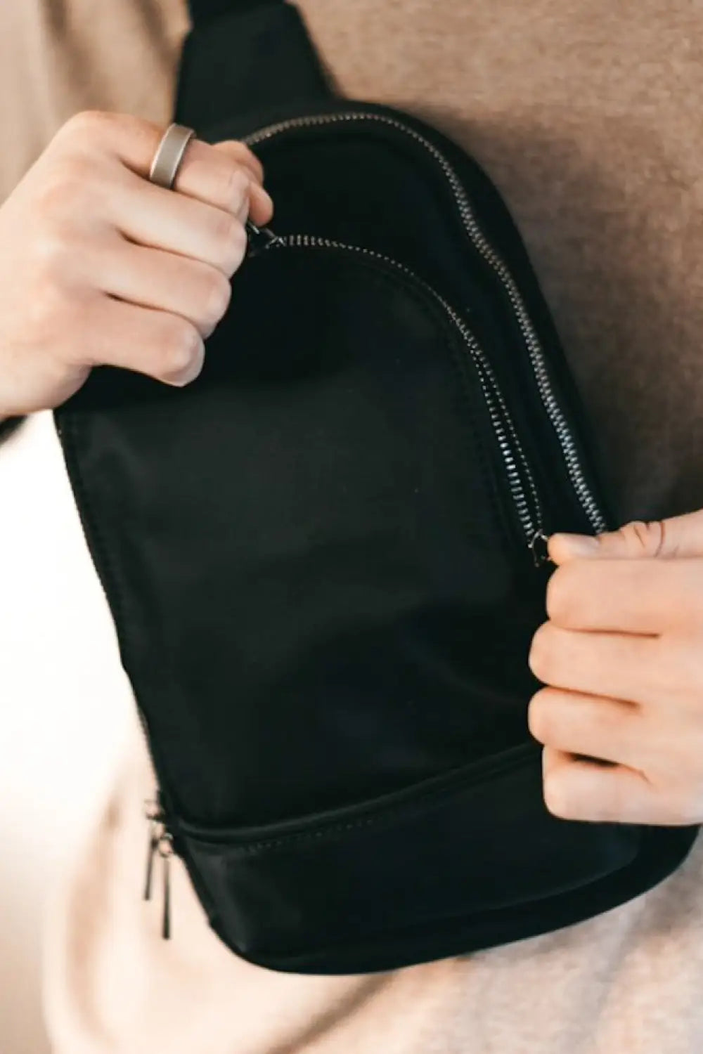 L’uomo Unisex Crossbody Bag - Crossbody Bag