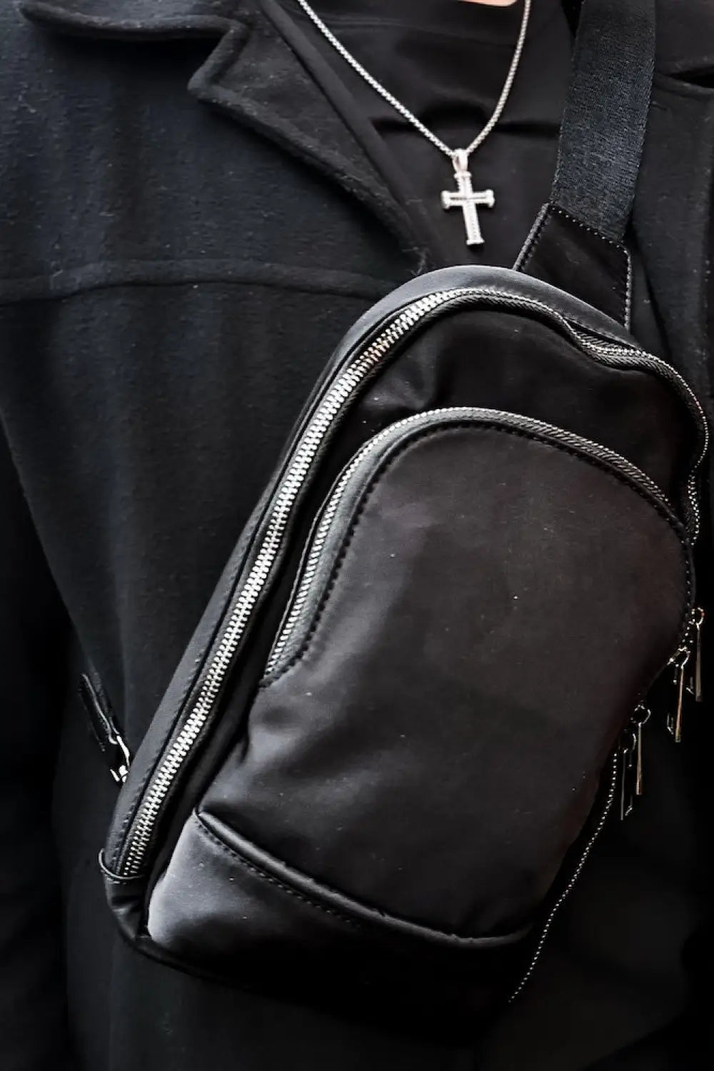 L’uomo Unisex Crossbody Bag - Crossbody Bag