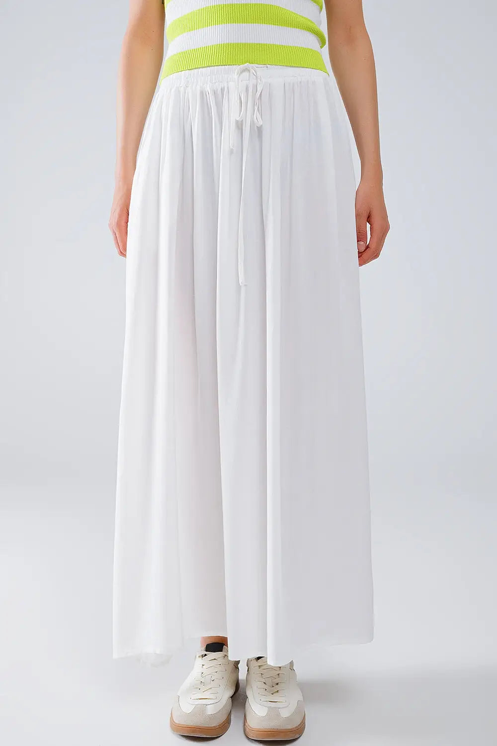 Q2 Maxi skirt in white fluid fabric with elastic waist