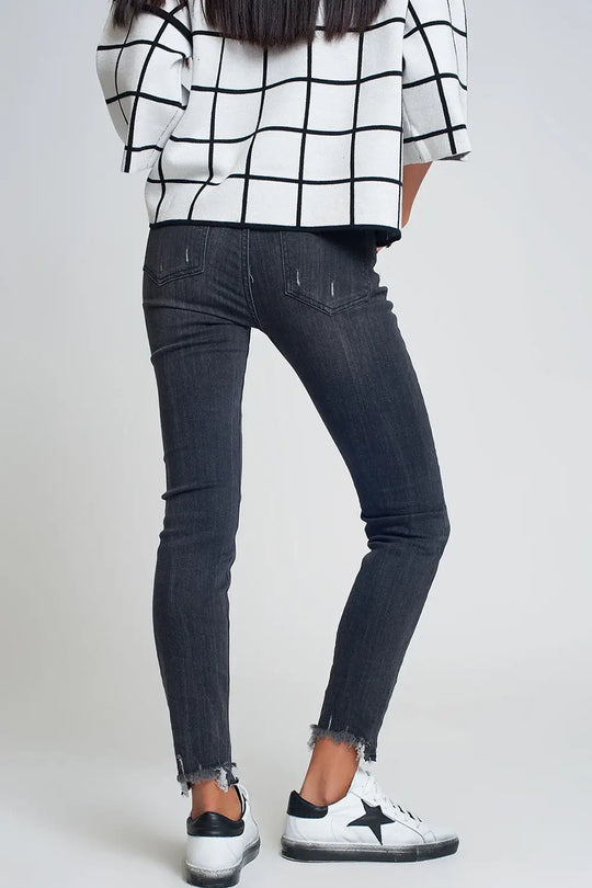 mid rise jeans in black with raw hem - Jeans