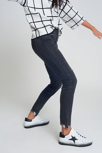 Q2 mid rise jeans in black with raw hem