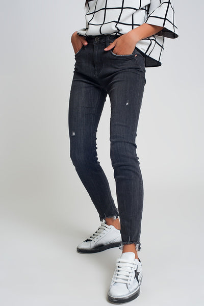 mid rise jeans in black with raw hem