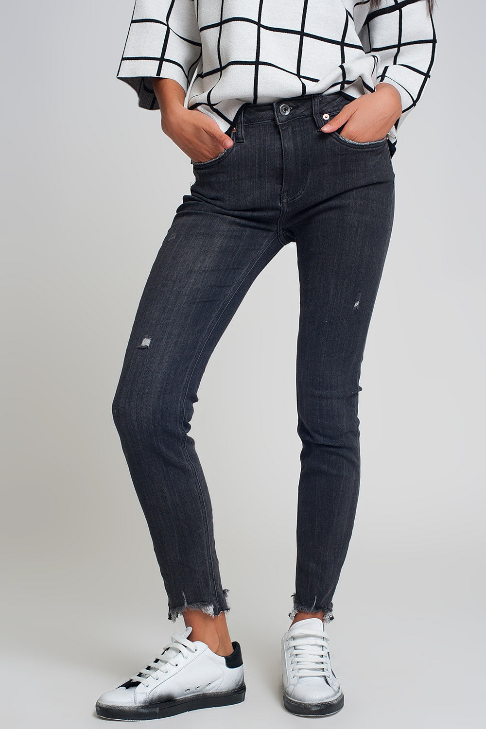 mid rise jeans in black with raw hem