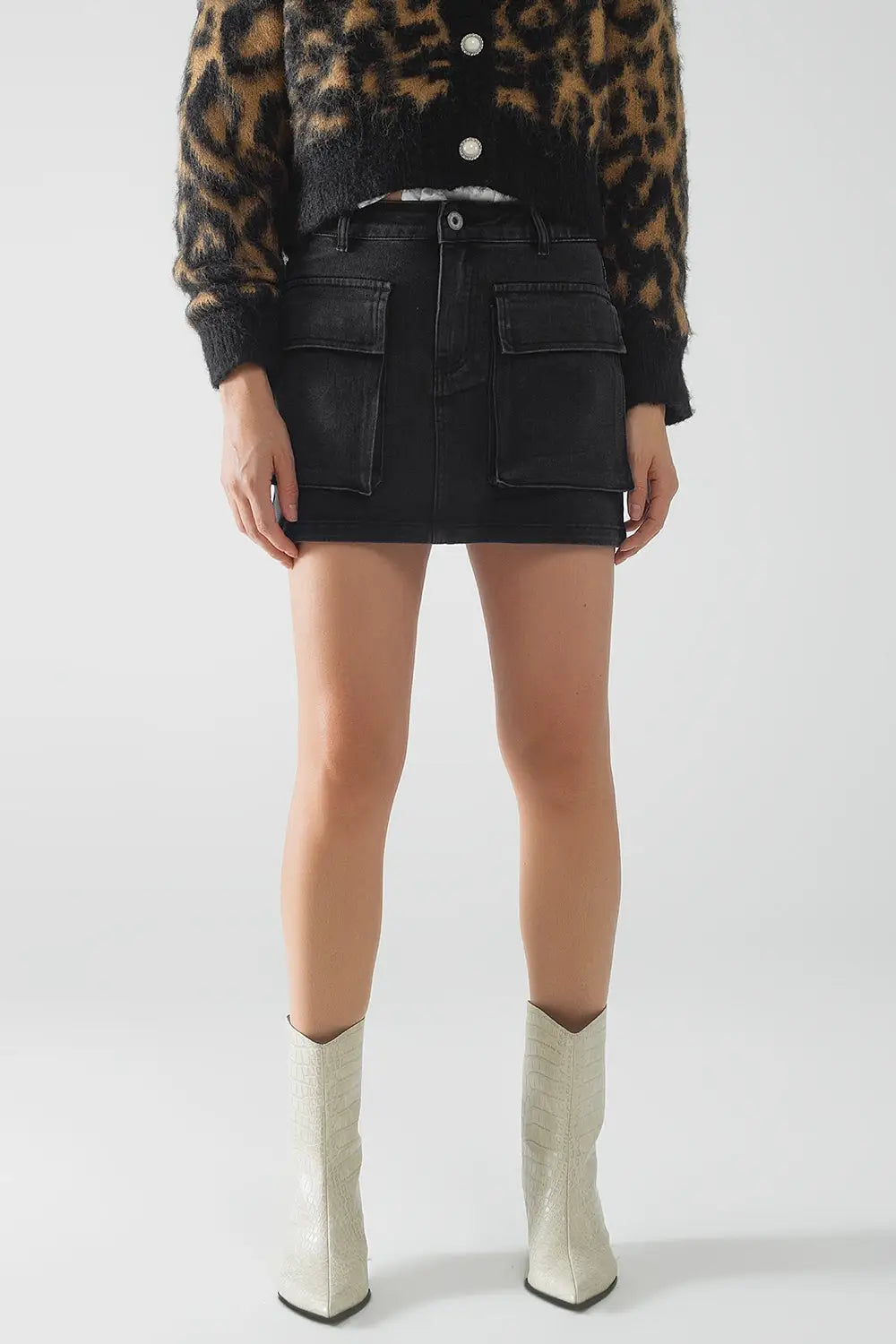 Q2 Mini-jupe en denim noir avec poches cargo