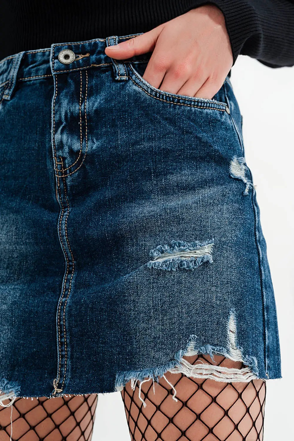 Mini jupe en denim taille haute avec des déchirures moyennement délavées - Jupes