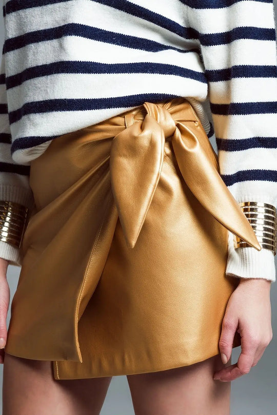 mini-jupe en faux cuir avec nœud sur le côté en or - Jupes