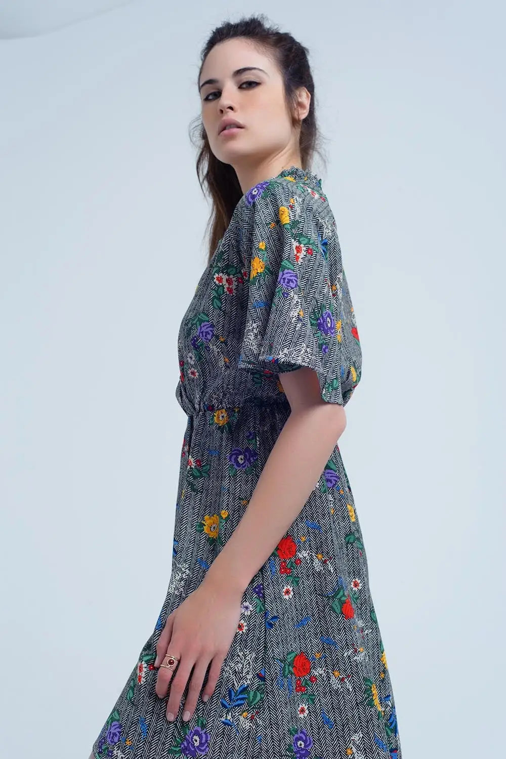 Q2 Mini robe avec ouverture et fleurs en couleurs imprimées