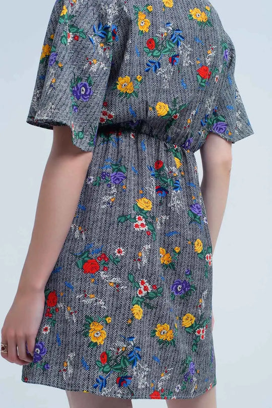 Mini robe avec ouverture et fleurs en couleurs imprimées - Vestidos
