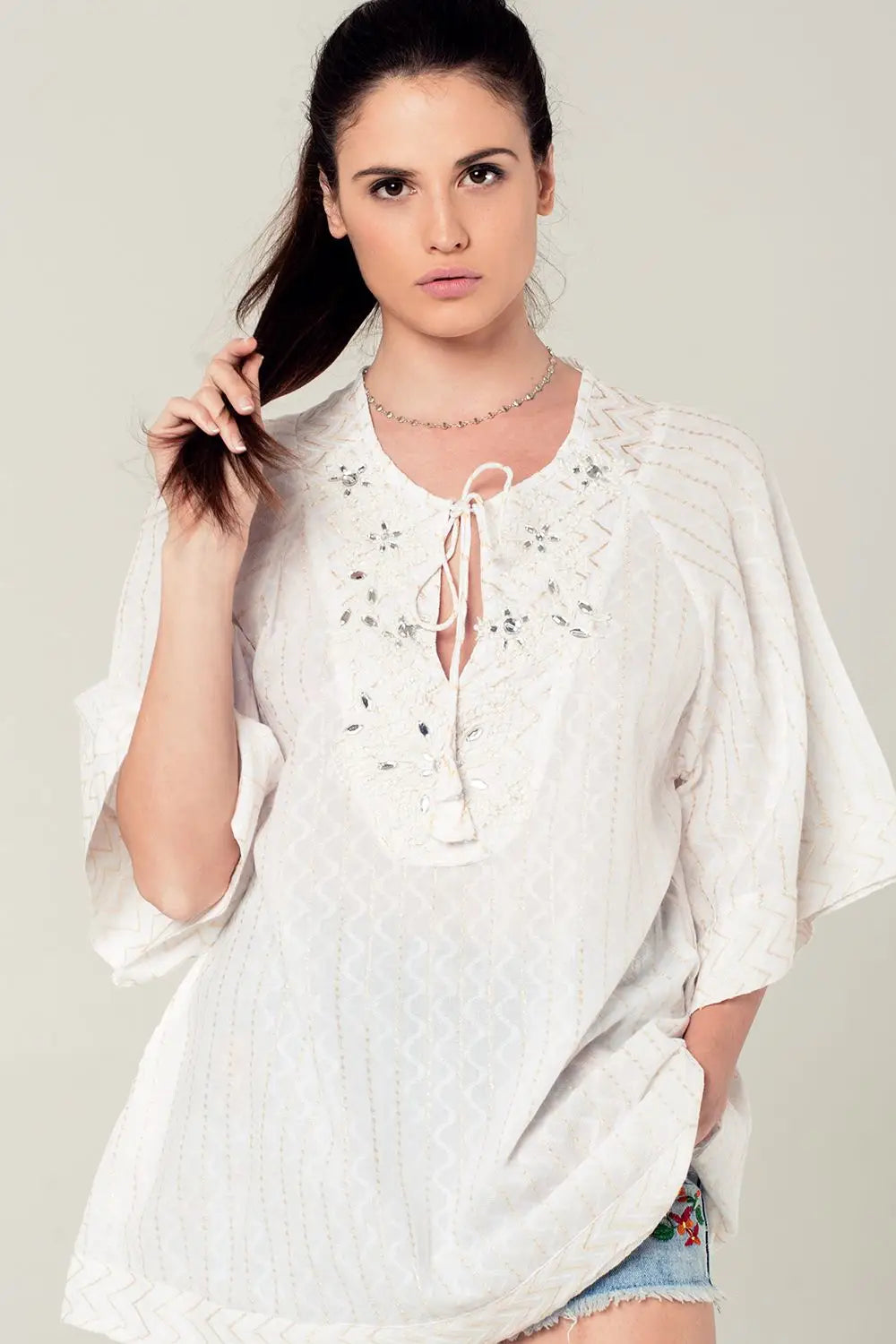 Q2 Mini robe blanche avec détails brodés