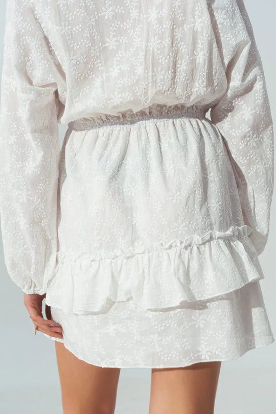 Mini robe brodée à volants en blanc - Vestidos