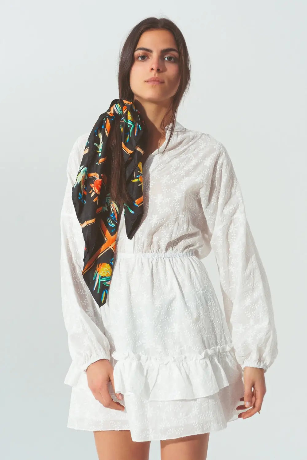 Mini robe brodée à volants en blanc - Vestidos