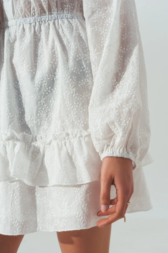 Mini robe brodée à volants en blanc - Vestidos