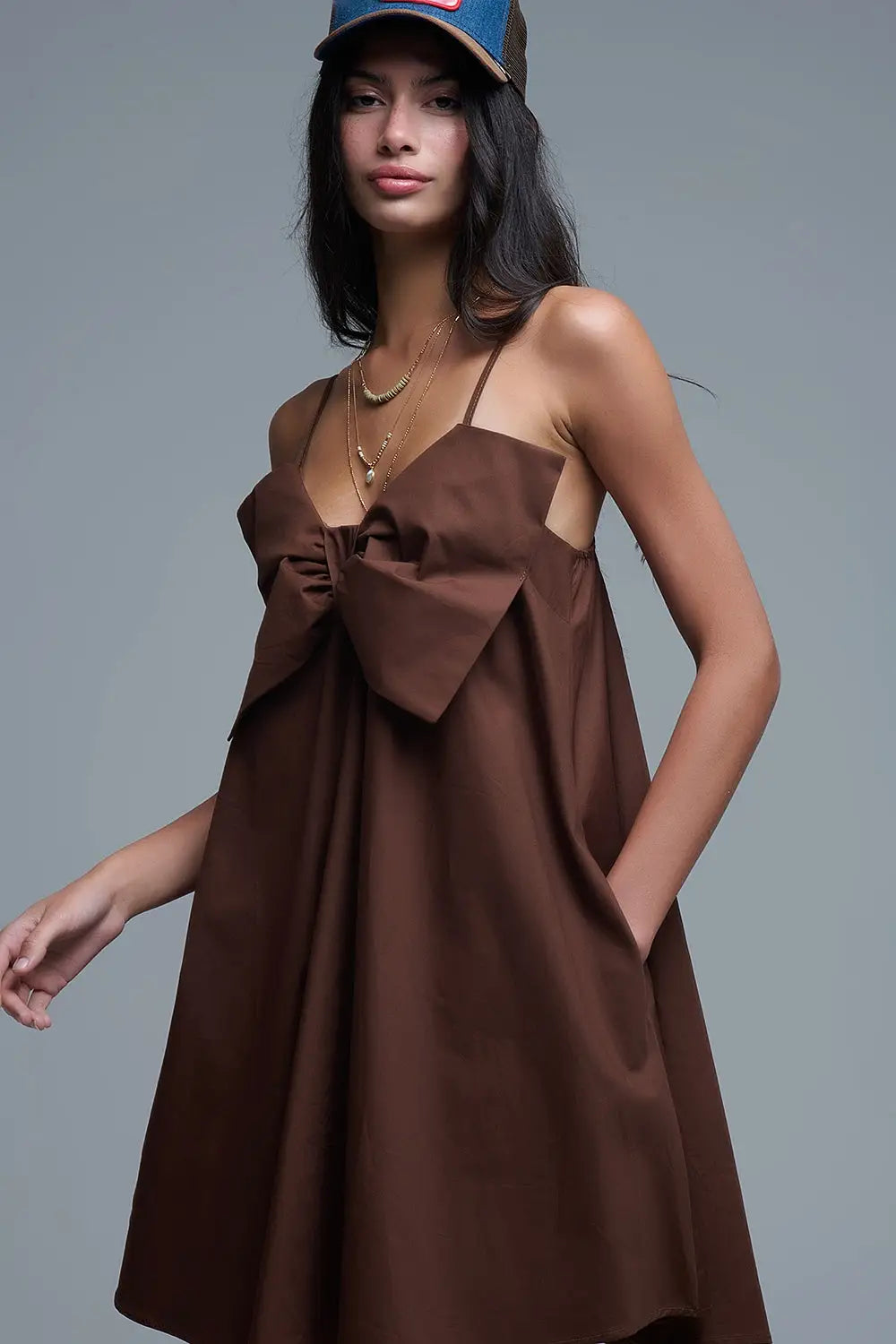 Mini robe en popeline marron avec un gros nœud - Vestidos