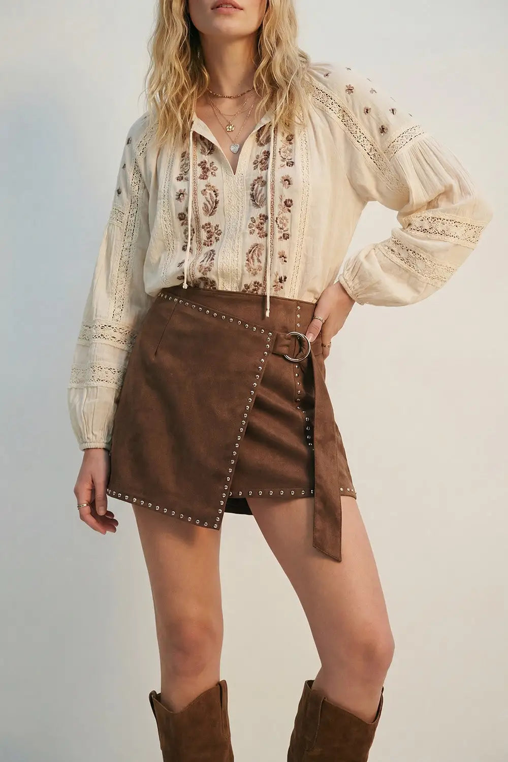Minijupe enveloppante cloutée marron avec ceinture - Jupes