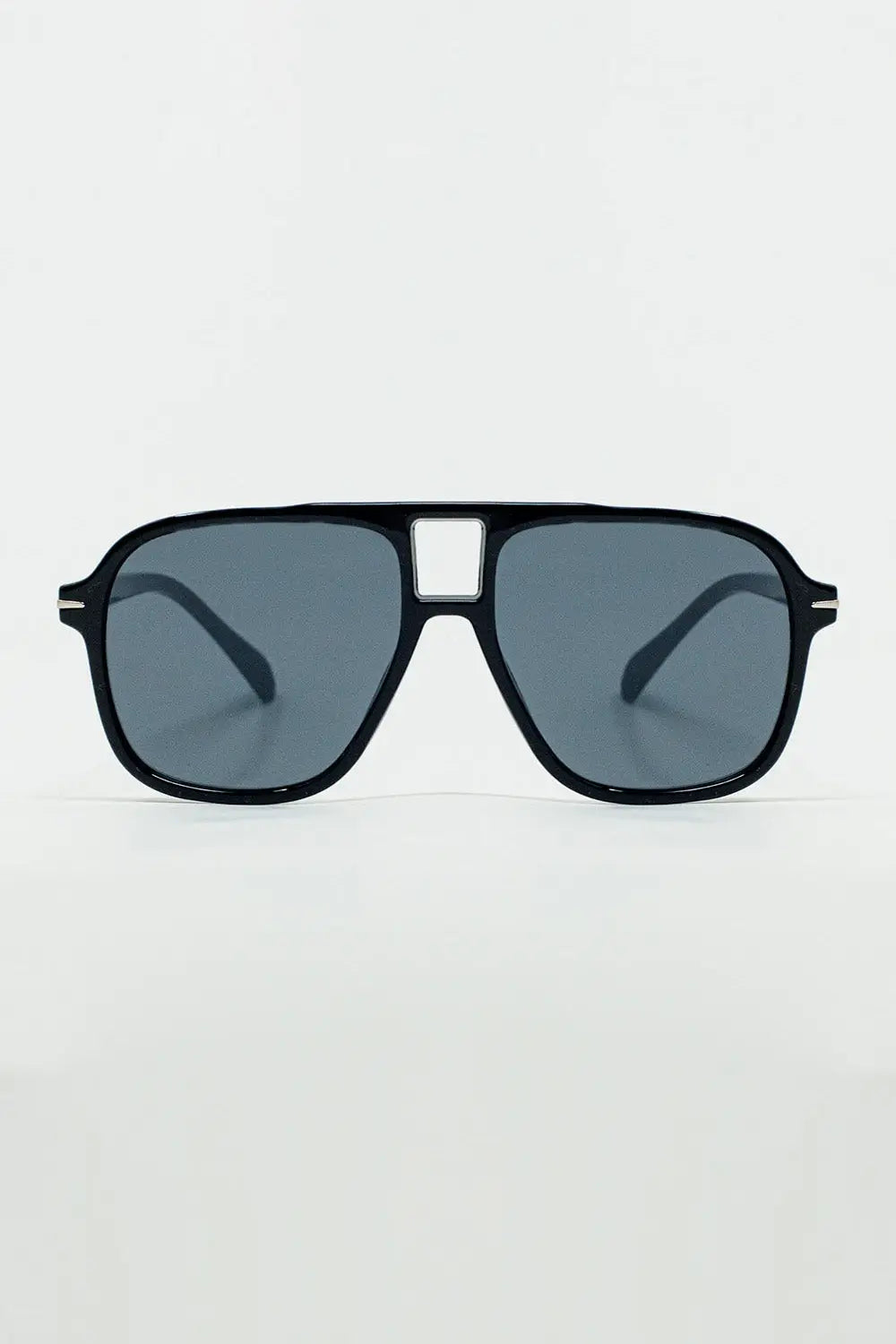 Q2 Oval Aviator Suglasses With Smoke Black Lens in Black
