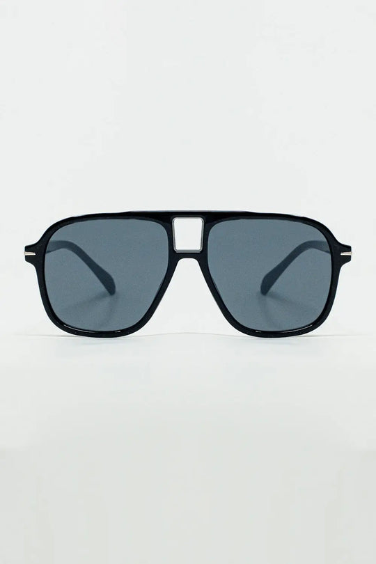 Q2 Oval Aviator Suglasses With Smoke Black Lens in Black
