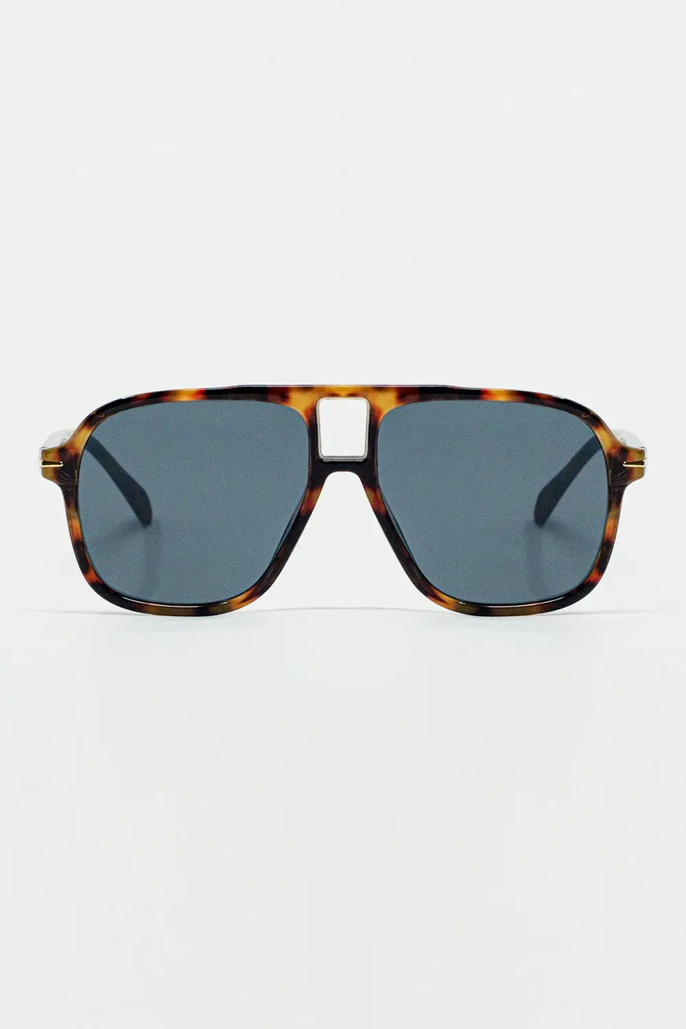 Q2 Oval Aviator Suglasses With Smoke Black Lens in Tortoise Shell
