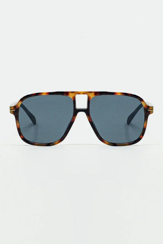 Q2 Oval Aviator Suglasses With Smoke Black Lens in Tortoise Shell