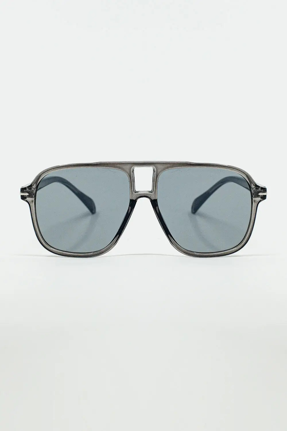 Q2 Oval Aviator Suglasses With Smoke Gray Lens in Gray